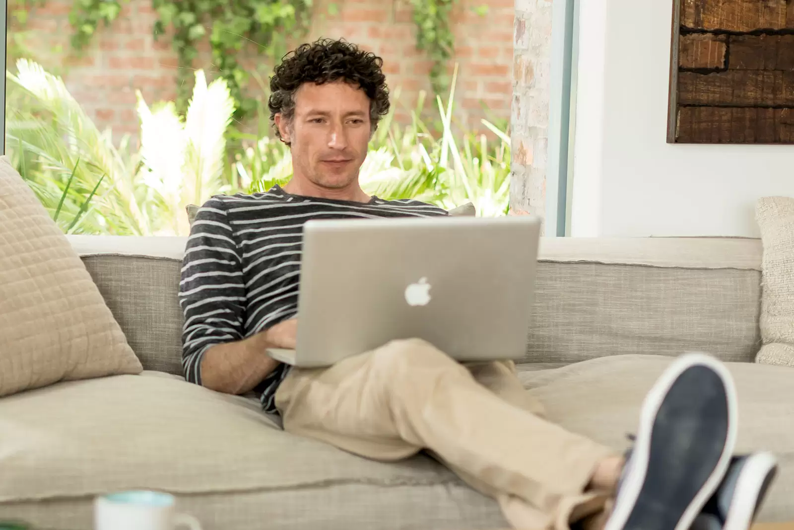 Mann nutzt Apple Pay auf MacBook