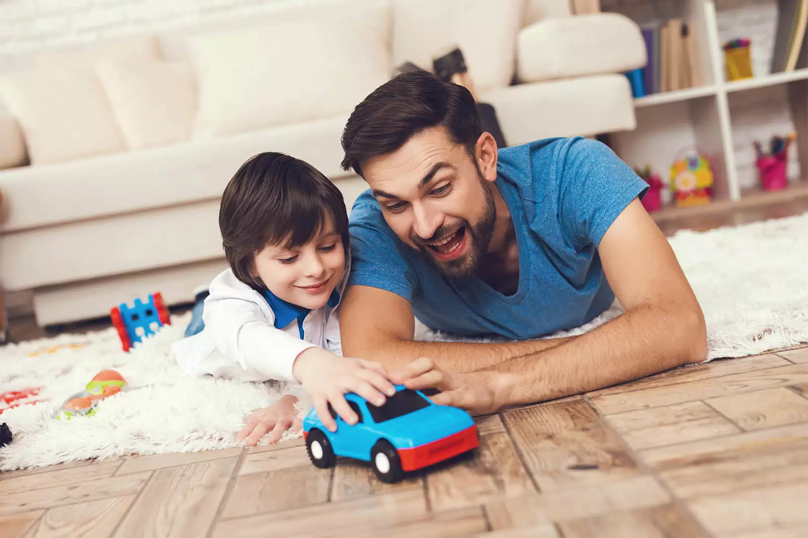Vater und Sohn spielen mit Spielzeugauto.